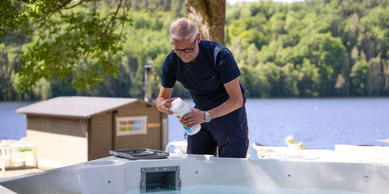 800x400 Kalle vid pool.jpg