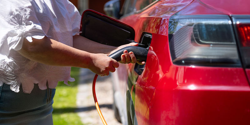 800x400 Lotta laddar bil.jpg