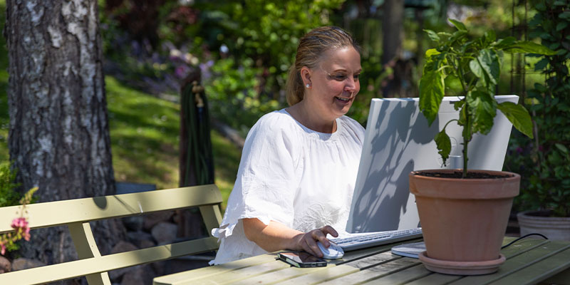 800x400 Lotta vid dator.jpg